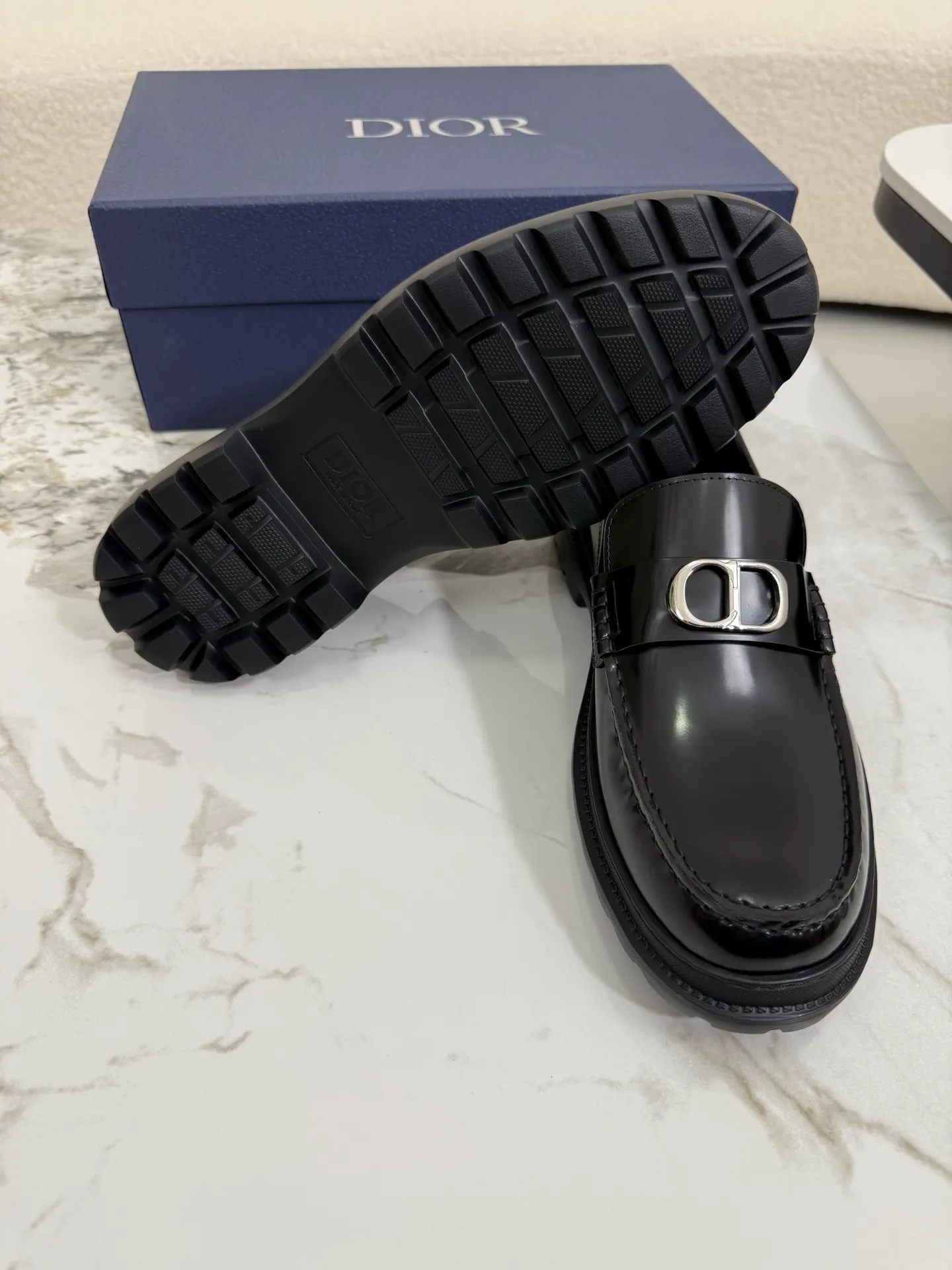 [ DIOR ] Top P: 820💰 ▪️Size: 39-44 (customized for 38.45) Top male leather shoes DIOR Dior combines high-quality materials and exquisite details. The imported cowhide leather upper is embellished with Gancio buckles, showing a luxurious style. Imported cattle. TP sole is light and flexible in texture
